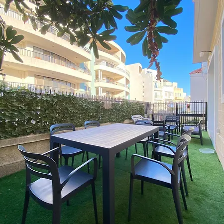 Spacious With 2 Single Beds Shared Bathroom, St Julians *