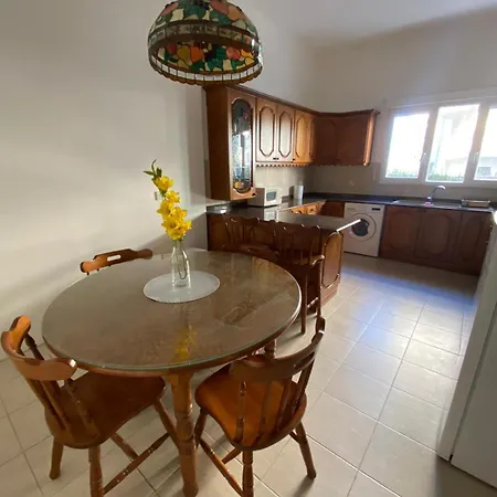Spacious With 2 Single Beds Shared Bathroom, St Julians *