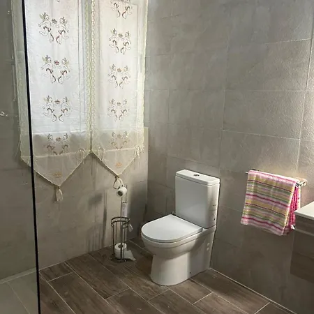 Spacious With 2 Single Beds Shared Bathroom, St Julians Privatunterkunft