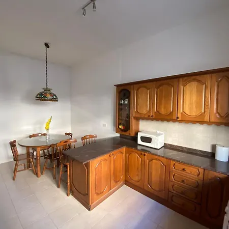 Spacious With 2 Single Beds Shared Bathroom, St Julians *