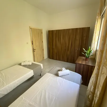Spacious With 2 Single Beds Shared Bathroom, St Julians Privatunterkunft San Ġiljan