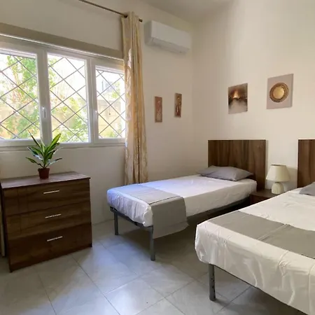 Spacious With 2 Single Beds Shared Bathroom, St Julians Ubytování v soukromí Saint Julian's