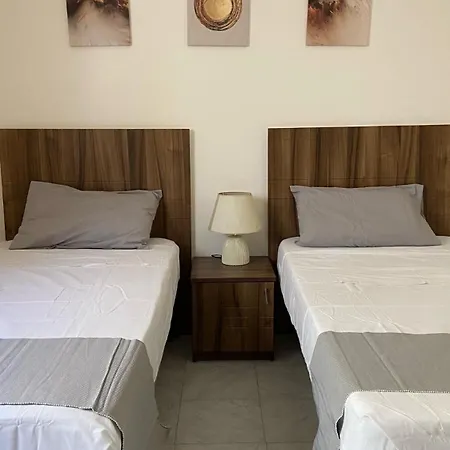 Spacious With 2 Single Beds Shared Bathroom, St Julians San Ġiljan